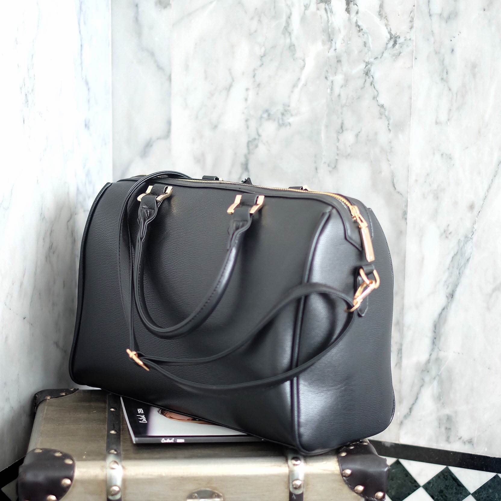 รุ่นใหม่ล่าสุด จากแบรนด์ Berke ขนาด มินิ หนังลายสวยมากคะ ขนาดใหญ่ จุของคุ้ม แต่น้ำหนักเบา ดูแลรักษา ตกแต่งด้วยผ้าพันกระเป๋ารุ่นพิเศษ ปรับ พันเป็นโบว์ได้คะ ทำให้กระเป๋าน่ารักสุดๆ พร้อมสายสะพายยาว ภายในมีช่องซิป และช่องใส่ของจุกจิก 2 ด้าน เลยค่า หูกระเป๋าพั