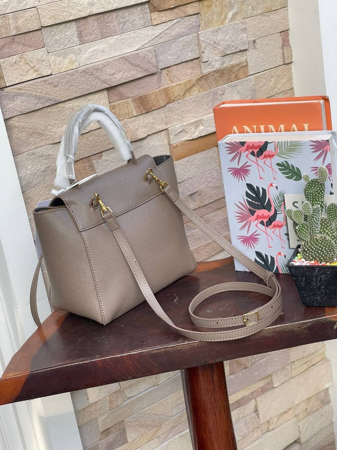 Celine NANO BELT BAG กระเป๋ารุ่น Belt Bag จาก CELINE เป็นกระเป๋าถือที่มีสไตล์มินิมอล และดูเรียบง่าย แต่หรูหรา ครองใจสาวก CELINE ได้เป็นอย่างดี โดยรวมแล้วรูปทรงของกระเป๋าถือว่าออกแบบมาได้อย่างพอดี ไม่มากหรือน้อยจนเกินไป คือช่วยให้คุณดึงดูดสายตาของผู้คนให้ม