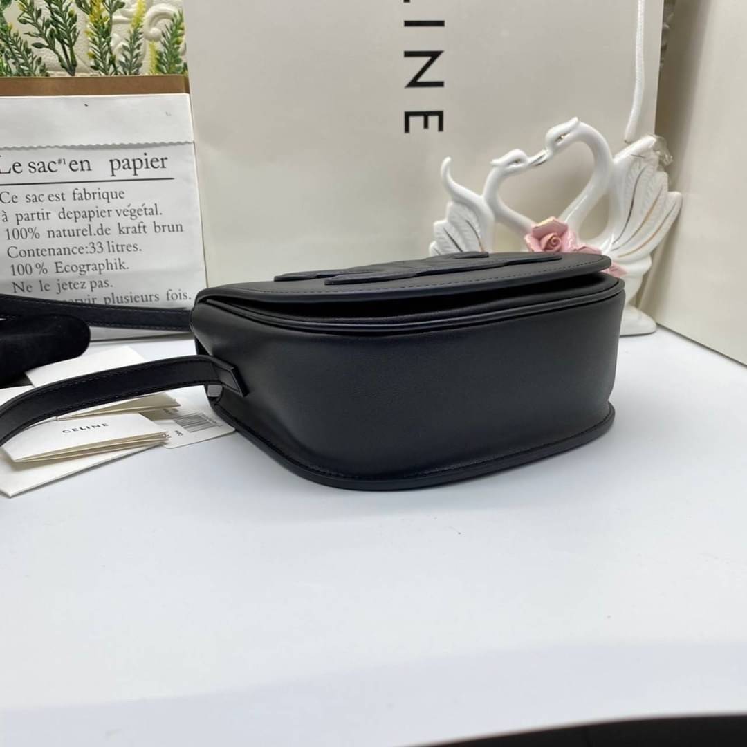 VIP 】CELINE FOLCO CUIR TRIOMPHE in Smooth Calfskin ใหม่ล่าสุดของแบรนด์CELINE ให้ลุคชิคแอนด์ชิล (GWP) พรีเมี่ยมกิ๊ฟ Limited Edition จาก CELINE PERFUME DUTY FREE COUNTER วัสดุหนังแท้ (Calfskin) ขนาดกระทัดรัด น้ำหนักเบา โดดเด่นด้วยดีไซน์โลโก้แบรนด์ที่ด้านหน้