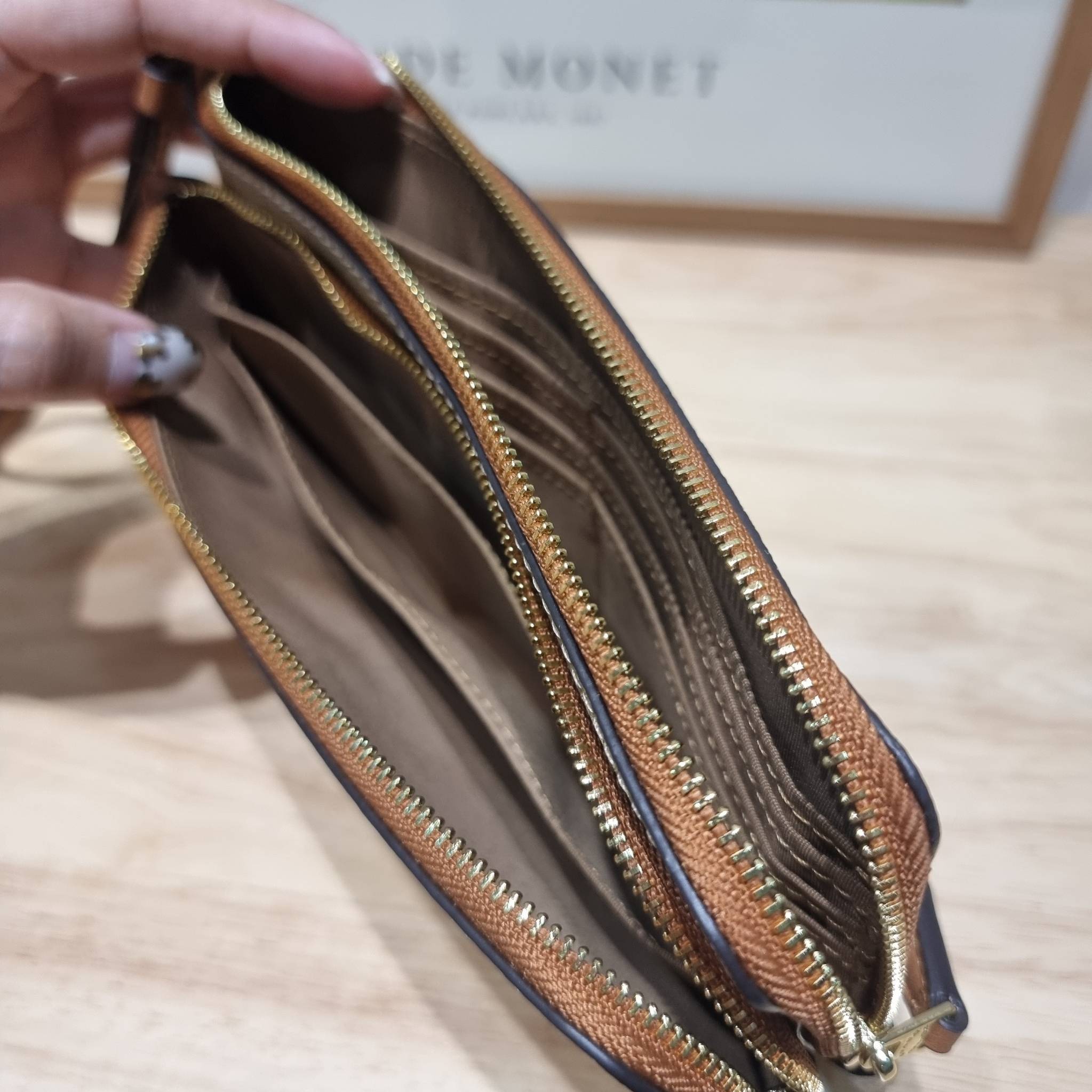 COACH DOUBLE ZIP WALLET IN SIGNATURE CANVAS / C5576 / C5610 / C7313 พร้อมส่ง 8 สี ใหม่ล่าสุด คอล 2023 กระเป๋าคล้องมือใบใหญ่ ดีไซน์ใหม่เล่นระดับ เพิ่มลูกเล่นและดีเทลให้ดูน่าใช้ยิ่งขึ้น