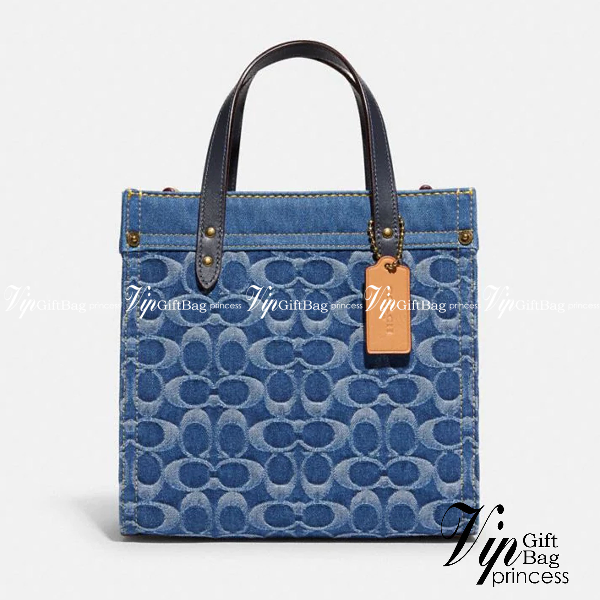 COACH CA580 FIELD TOTE 22 IN SIGNATURE DENIM คอลเลคชั่นสุดคลาสสิค ดีไซน์สวยหรูดูแพงในไอเท็มเดียว กระเป๋าทรงโท้ท ไซส์กำลังสวย น่าใช้ ชิคๆคูลๆมาก ฟังก์ชั่นการใช้งานสะดวกที่สุด มีทั้งสายคล้องแขนในตัว และสายครอสบอดี้แบบสปอร์ตเส้นใหญ่ วัสดุผ้าเดนิมตกแต่งลวดลาย