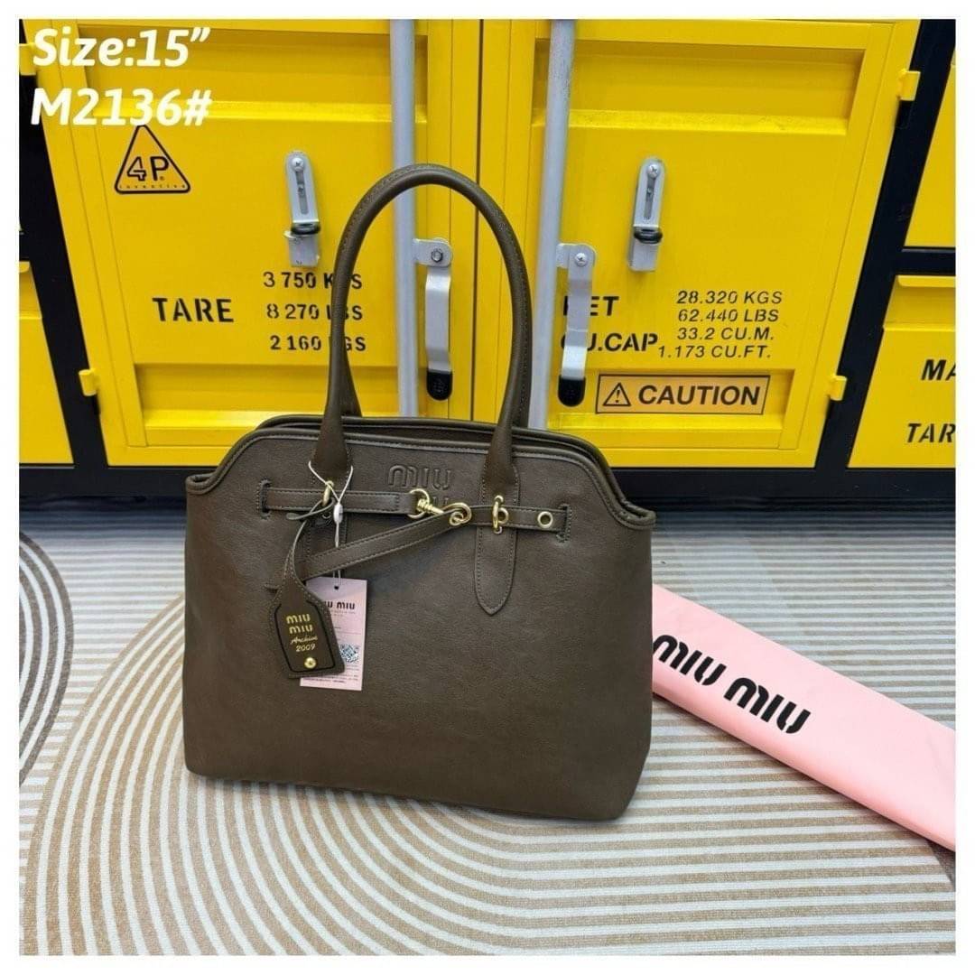MIU MIU Aventure nappa leather bag กระเป๋าถือใบใหญ่ รุ่นใหม่สวยเก๋สุดชิค ทรงเก๋ ใช้งานง่าย เรียบหรูดูลัคชูสุดๆ เป็นไอเท็มที่ถือแล้วดูมีเทสมากกก