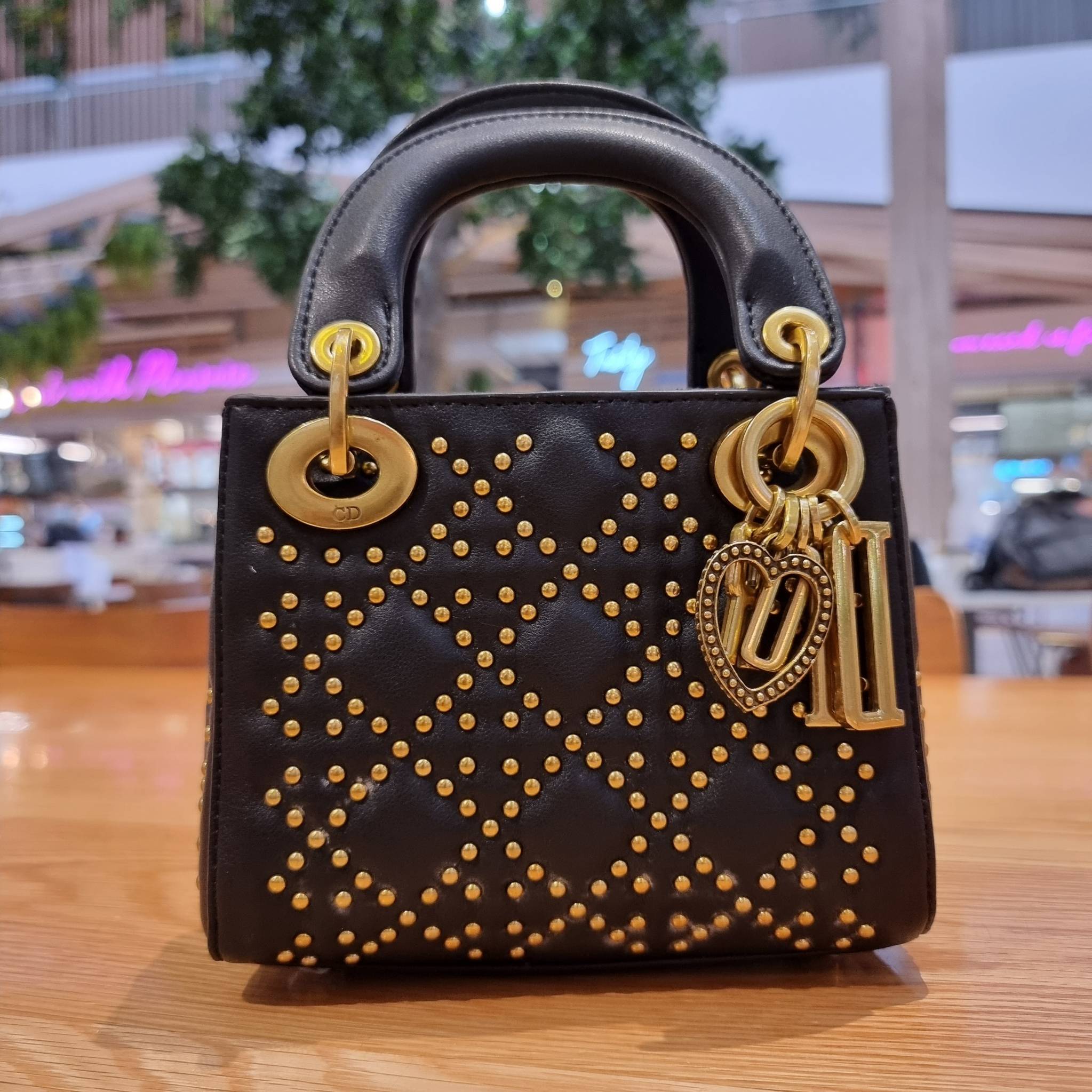 DIOR CD MINI LADY STUDDED BAG กระเป๋าสะพายข้างพรีเมี่ยมกิ๊ฟสุดฮอต ดีไซน์ตกแต่งหมุดเต็มใบ ไม่มีคือพลาด หรูจริงอะไรจัง ทรงกล่องคลาสสิค วัสดุหนังแท้ โดดเด่นด้วยพวงกุญแจโลโก้สีทองลิมิเต็ด มีหูจับในตัวและสายครอสบอดี้สุดเลิศ แต่งเติมดีเทลอัพราคาไปอีก ภายในเป็นช