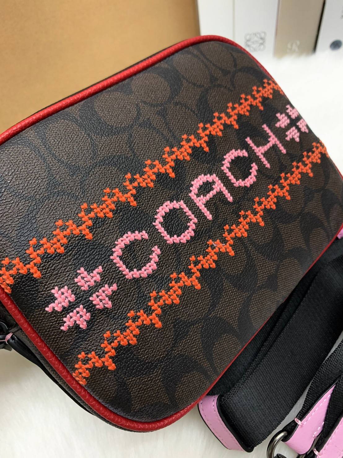 COACH DEMPSEY CAMERA BAG IN SIGNATURE ((C1541)) กระเป๋าทรงกล้องขนาดกระทัดรัด หนังแท้สวยงาม น่าใช้ค่ะ ด้านหน้าเป็นงานปักโลโก้+ลายกัวใจต่อๆกัน ได้สวยงาม เปิดปิดกระเป๋าแบบซิป ภายในสามารถใส่กระเป๋าเงินใบกลางได้;มือถือได้ทุกรุ่น;ของจุกจิกอื่นๆได้พอประมานเลยนะค