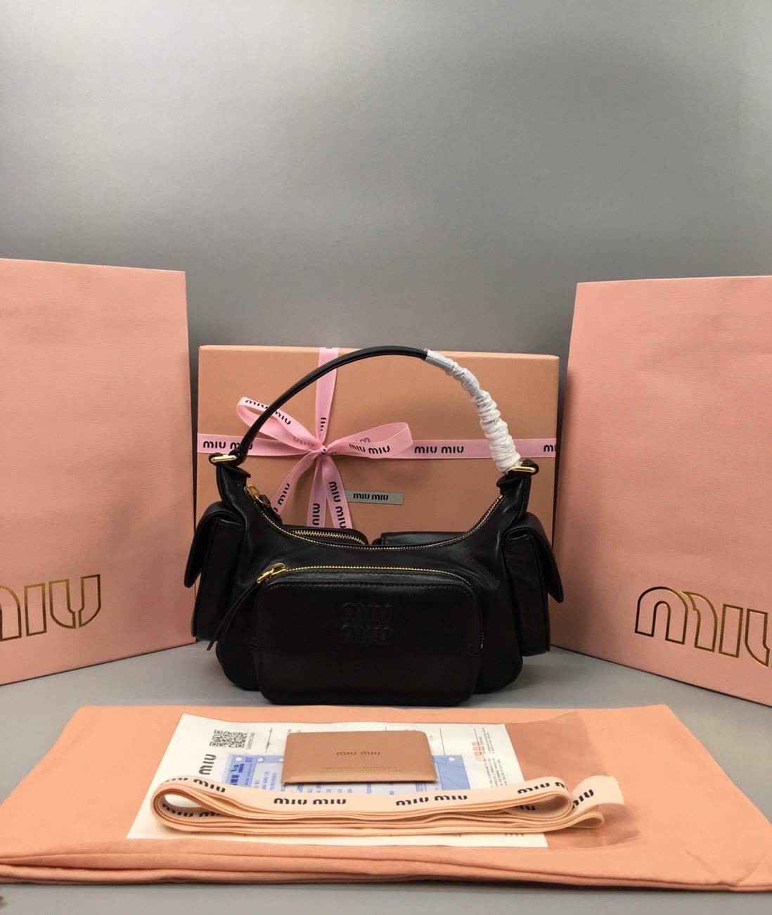 MIU MIU Nappa leather Pocket bag กระเป๋าถือสะพาย เกรดออริ ท็อป vip 1:1 เกรดงานปราณีตละเอียด หนังสวย เกรดดีสุด ใช้งานต่างประเทศได้