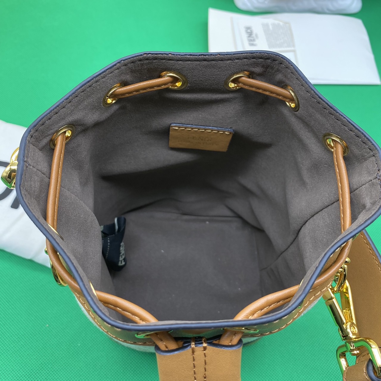 FENDI MON TRESOR MINI BAG รุ่นใหม่ล่าสุด น่ารักมากค่ะ กระเป๋าถือหรือสะพายไหล่ทรงขนมจีบสุดคลาสสิก วัสดุหนังแท้สลับผ้ากำมะหยี่พิมพ์ลายอย่างดี ลวดลายเอกลักษณ์ตามแบบฉบับแบรนด์ สวยหรู ดูแพง คุณนายสุดไปเลยค่า ถือแล้วสวยมากๆ จุของได้กำลังดี ทรงนี้ต้องมีติดตู้ไว้