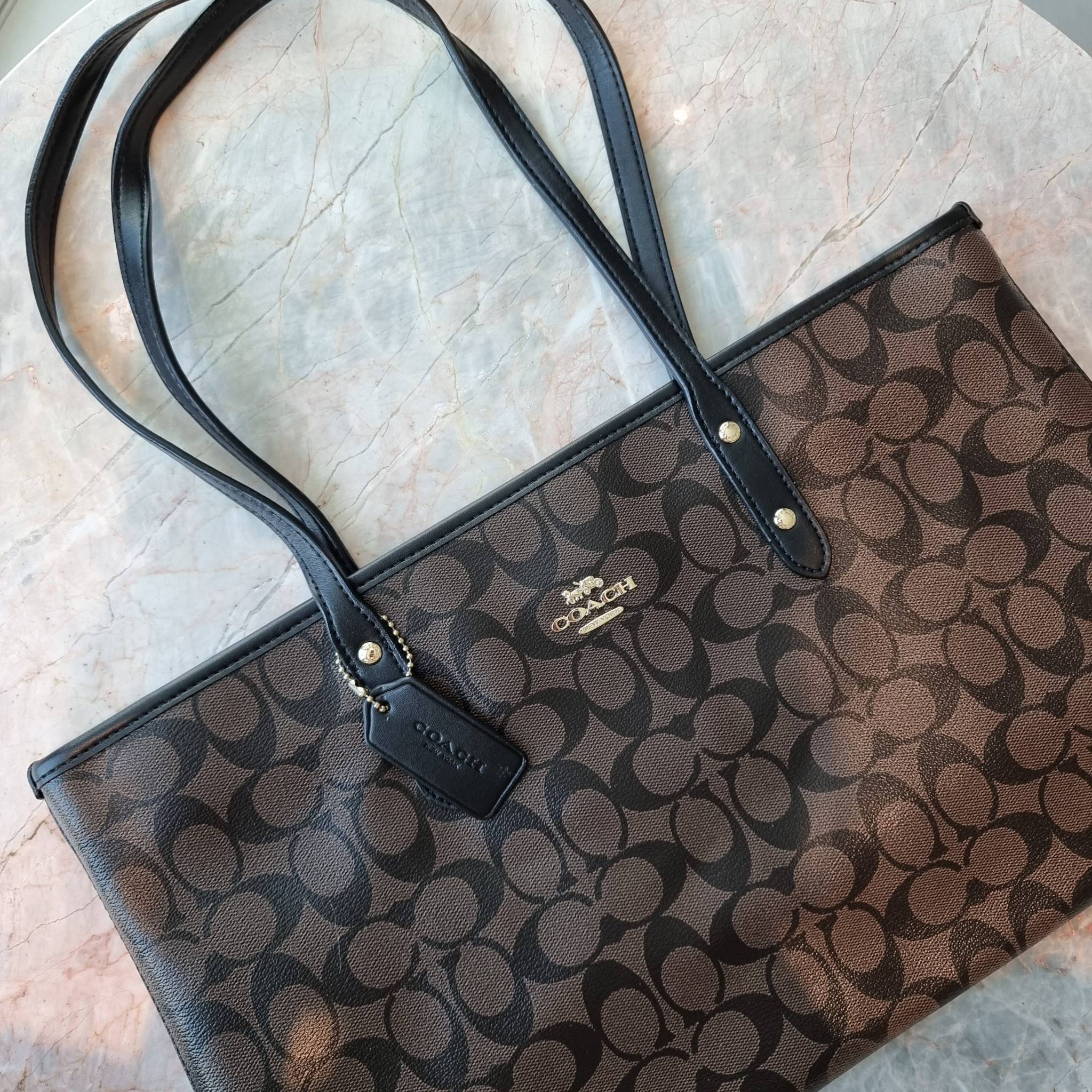 OUTLET 】COACH F58292 CITY ZIP TOTE IN SIGNATURE 16" รุ่นขายดี!! ไซส์ใหญ่ สีสวยมาให้แบบจัดเต็ม!! กระเป๋าถือทรงโท้ทใบใหญ่ สวยน่าใช้ทุกสี สะพายคล้องไหล่ได้เก๋ๆ จุของแน่นๆไปเลยจ้า!! วัสดุหนังแคนวาสคุณภาพ ปากกระเป๋าเปิด-ปิดด้วยซิป กันของหล่นได้ ถือไปไหนก็