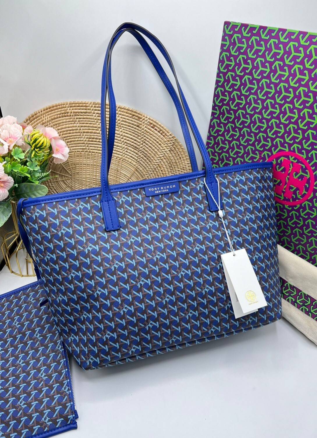 Tory Burch Ever Ready Zip Tote Small Coated Canvas / Tory Burch Geo Logo Tote กระเป๋าโท้ท พิมพ์ลายด้วยลวดลายสานตะกร้าอันเป็นเอกลักษณ์ของแบรนด์ ซึ่งได้แรงบันดาลใจจากความหลงใหลในงานจักสานของผู้ก่อตั้ง