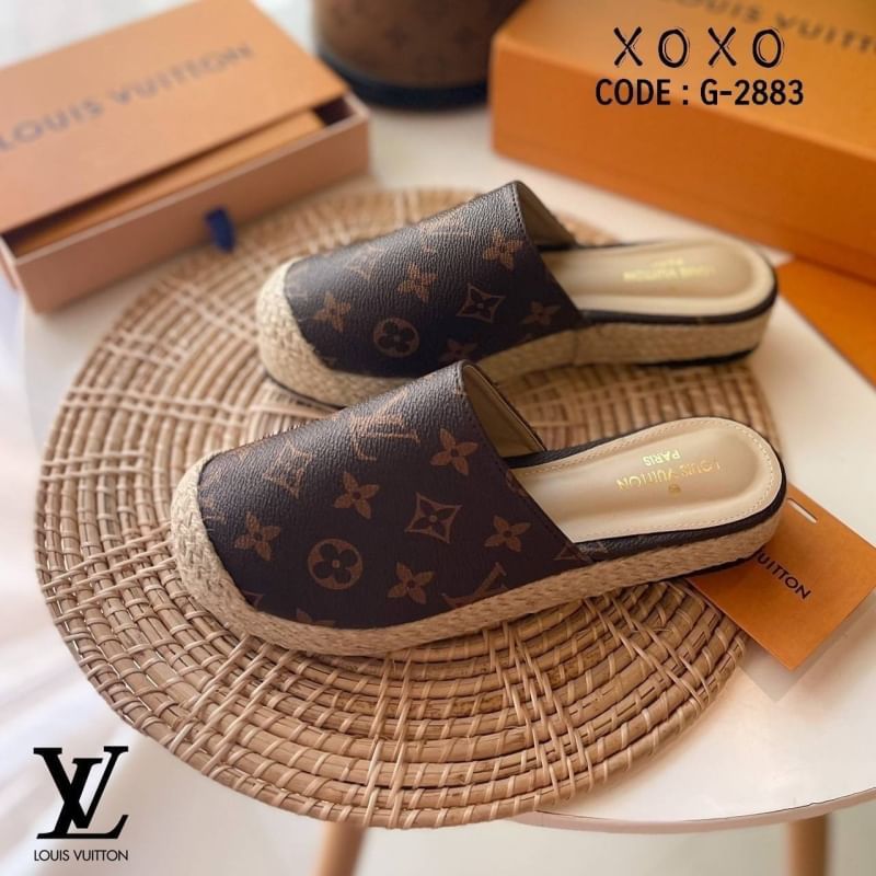 Louis Vuitton รองเท้างานสวม ส้นเสมอ มีส้นเล็กน้อย กำลังใส่สบาย ด้านหน้ากว้าง วัสดุหนังลายแบรนด์ แต่งปอหวายรอบส้น สวย เก๋ งานเรียบร้อย น้ำหนักเบา