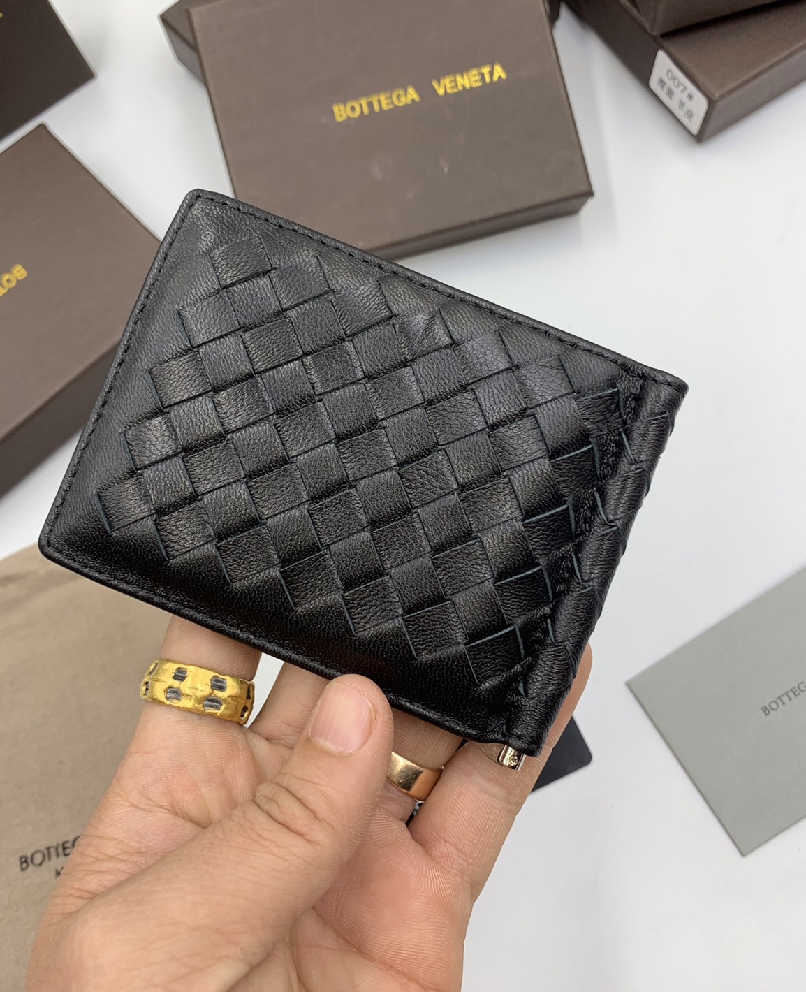 หนังแท้ BOTTEGA VENETA MONEY CLIP WALLET / BV Wallet / BV Men's Wallet พร้อมส่งที่ไทย กระเป๋าสตางค์ใบสั้น รุ่นคลาสสิกพร้อมคลิบโลหะ ที่หยิบมาใช้งานได้บ่อยที่สุด งานหนังลูกวัวแท้ทั้งใบ ใช้ทนทานได้นาน ใช้ทนทา
