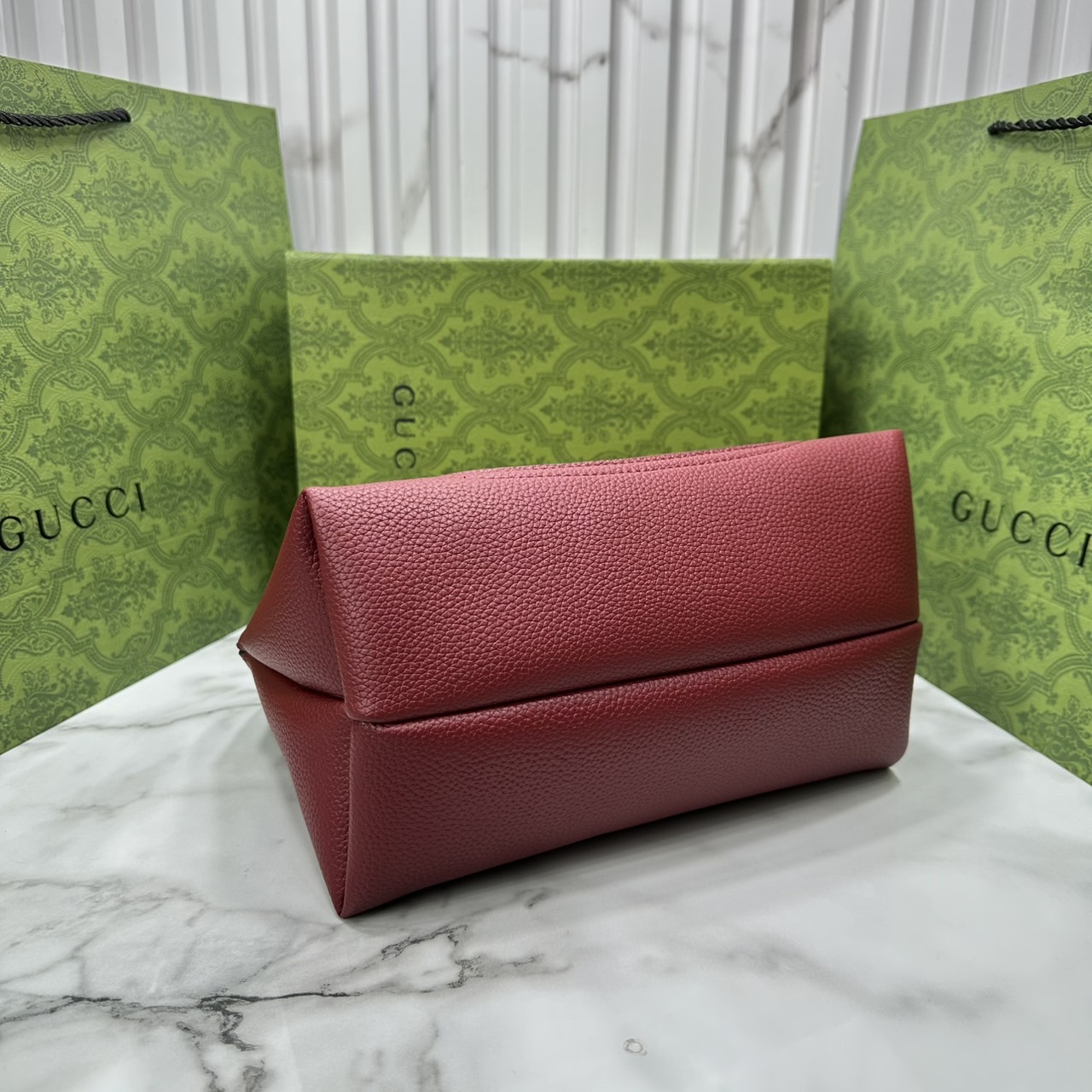 หนังแท้ | Gucci Softbit medium top handle bag โฉมใหม่ล่าสุด กับกระเป๋าสะพายรูปทรงใหม่เรียบหรูด้วยหนังลายเกรน ตกแต่งอะไหล่ Horsebit ครึ่งรูปขนาดใหญ่ด้านหน้าสวยหรูโดดเด่น สวยผู้ดี ดารา เซเลปใช้กันเพียบ
