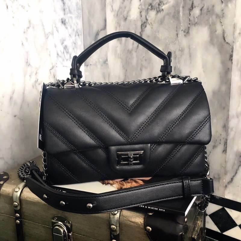 สินค้าเข้าใหม่ งานขายดี ทางร้าน ได้กระเป๋า จากแบรนด์ KEEP รุ่น KEEP shoulder coco chain handbag สวย หรู มากๆ เลยน๊า กระเป๋าอยู่ทรง หนังแกะนิ่มมากคะ สายโซ่ มีที่รองไหล่ สะพายสบายคะ สายปรับ สั้น ยาวได้คะ **ใบจริงสวยมาก เข้ากับชุดได้ง่ายมากๆ **ถือหรือสะพายได