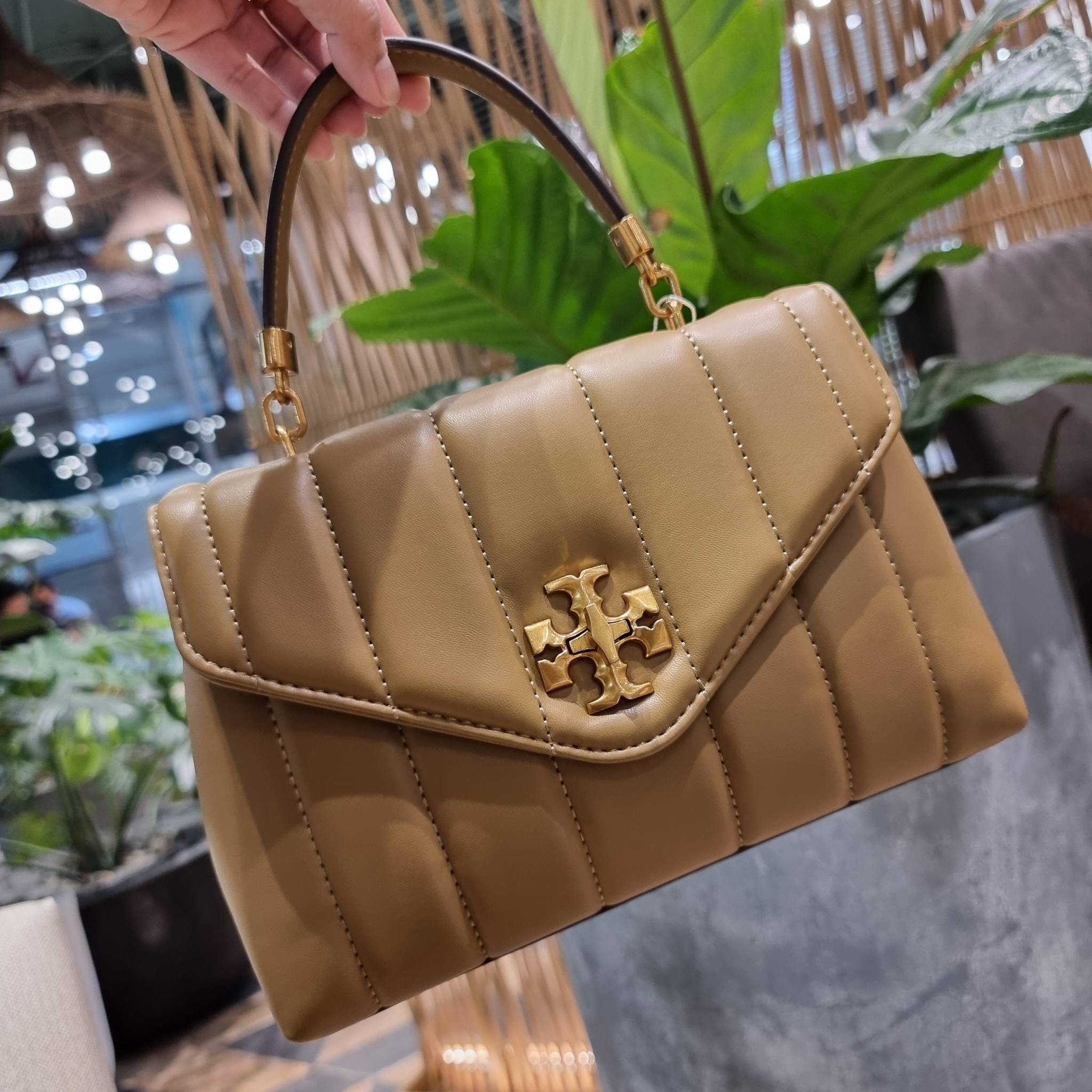TORY BURCH KIRA QUILTED SMALL SATCHEL มาแล้วด่วนๆ!! กับคอลที่ปังไม่ไหว พร้อมเสิร์ฟสีคลาสสิค กระเป๋าถือ/สะพาย ทรงสวย สะพายคล่องตัว หนังแท้ ดีไซน์บุนวม เส้นคมสวยหรู วัสดุหนังแกะ สัมผัสดีงาม นิ่มมือ เปิด-ปิดด้วยอะไหล่บิดล็อค ภายในเป็นช่องโล่ง มีช่องซิป ใส่ขอ