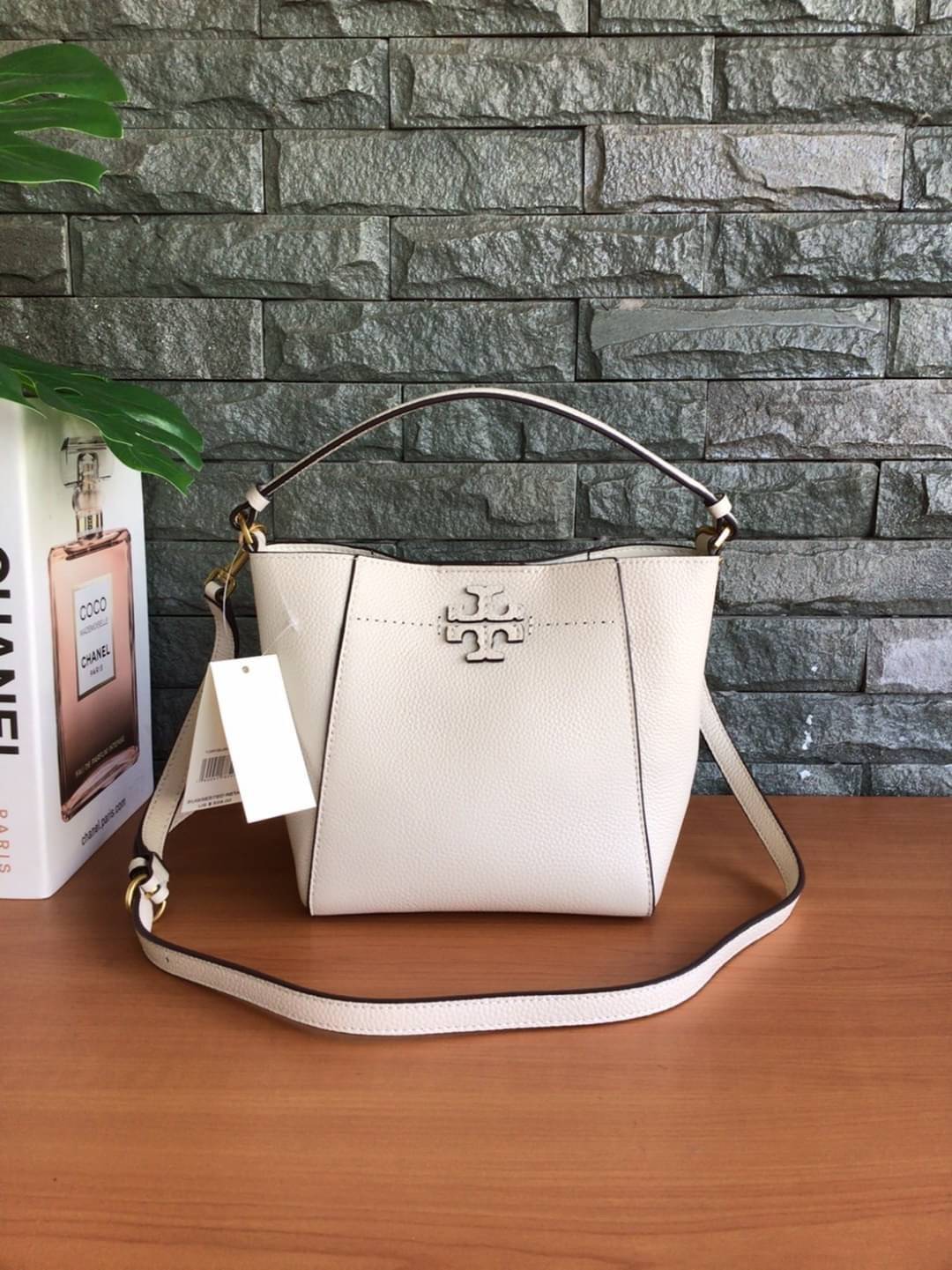 คอลเลคชั่นขายดี มากี่รอบๆ ก็หมดไวทุกรอบ!! TORY BURCH MCGRAW MINI BUCKET BAG กระเป๋าสะพาย และ ถือ คล้องแขน ทรงถัง สะพายได้ 2 ทรง ผลิตจากหนังแท้ หนังลูกวัว หนังนุ่ม หนังหอม น้ำหนักเบามากกก!! หนังลื่น นิ่มสวยมากๆ!! ด้านหน้าประดับโลโก้แบรนด์ ภายในโล่งกว้าง มี