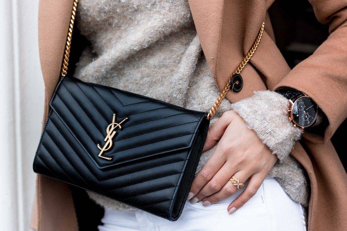 ไม่เคยผิดหวังจริงๆ!! กับรุ่นที่สาวๆรู้กัน Yves Saint laurent clutch bag with chain กระเป๋าสะพายทรง woc สุดฮอต ดีไซน์เรียบหรู โดดเด่นด้วยโลโก้ด้านหน้า เพิ่มดีเทลความผู้ดี วัสดุหนัง pepble ทนทาน ใช้งานง่ายเพียงแค่เปิด-ปิดด้วยกระดุมแม่เหล็ก ภายในแบ่งสัดส่วนไ