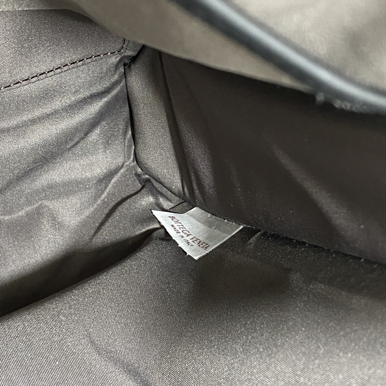 ORI หนังแท้ | Bottega Veneta Getaway Briefcase / Bottega Messenger Bag กระเป๋าใส่เอกสาร กระเป๋าทรงแมสเซ็นเจอร์ สวยเรียบหรูคลาสสิกเป็นเอกลักษณ์ โดดเด่นด้วยงานสานตาราง ดีไซน์เรียบง่าย แต่ดูแพง เหมาะสำหรับคนทำงานออฟฟิศมากๆ