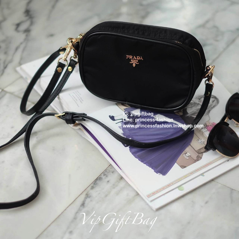 รุ่นขายดีที่สุด *ใส่มือถือได้ทุกรุ่น *มีสายให้สองแบบ กระเป๋าทรง mini crossbody จากงานพรีเมี่ยมกิ้ฟแบรนด์ดัง PRADA วัสดุ Nylonสุดหรูอย่างดี สามารถกันน้ำได้ ทั้งใบ ขนาดกำลังดีน่ารัก🐰 ด้านในมีช่องแบ่งใส่ของใส่ของจุกจิกได้ ใส่โทรศัพท์ได้ทุกรุ่น คสอ. ใ