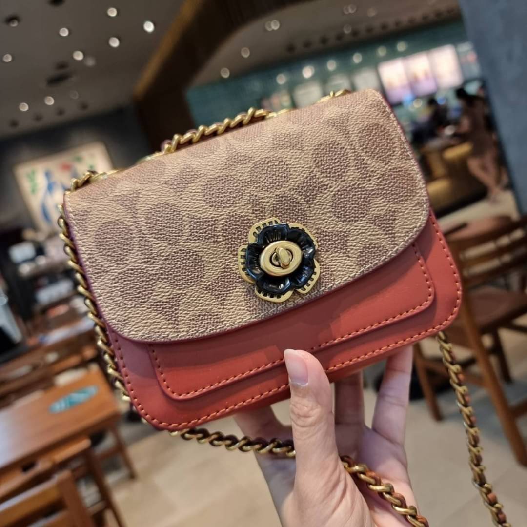 COACH C2462 MADISON SHOULDER BAG 16 IN SIGNATURE CANVAS WITH RIVETS กระเป๋าสะพายข้าง ไซส์กะทัดรัด พกพาง่าย น้ำหนักเบา ดีไซน์สวย โดดเด่นด้วยตัวล็อครูปดอกไม้ สีสันตกแต่งตัดกันกับลายซีอย่างลงตัว วัสดุหนังแคนวาสเคลือบลาย ภายในแบ่งสัดส่วนให้อย่างดี มาพร้อมสายส