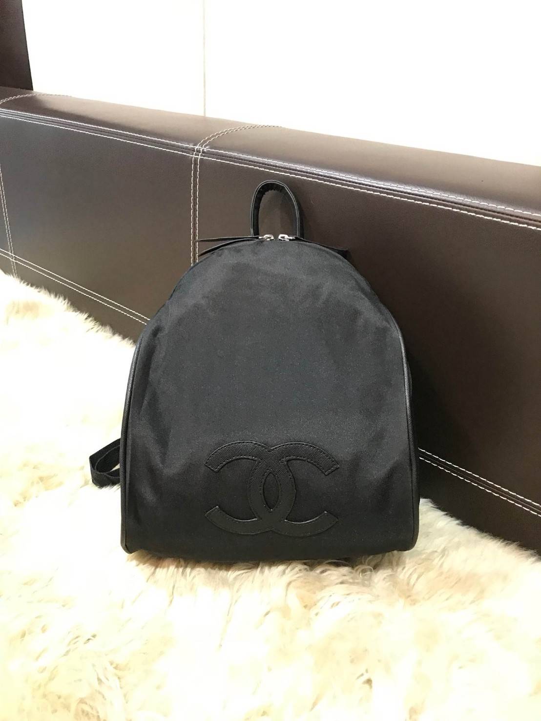 Chanel VIP Gift Backpack (พร้อมส่งโลโก้ขาว) สินค้าเป็นของแท้ ใหม่จากเค้าเตอร์เครื่องสำอาง/น้ำหอมแบรนด์ กระเป๋าเป้ของแท้จาก Chanel VIP Gift Bag วัสดุไนล่อน หัวซิปทำจากหนังปั้มชื่อแบรนด์ ด้านในเป็นช่องกว้าง และมีช่องซิปเล็ก ตัวสายสะพายด้านหลังเลื่อนปรับได้ค