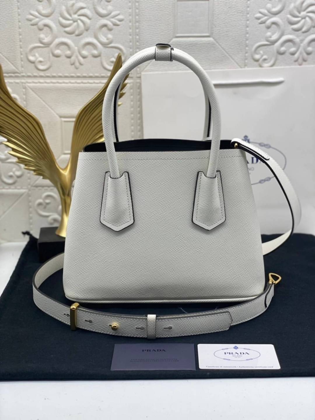 25cm Prada Small Saffiano Leather Double Bag / Prada Double Bag กระเป๋าสะพายพราด้า อีกหนึ่งรุ่นฮิต ให้พื้นที่จุของกว้างขวาง เป็น Tote Bag ใช้งานง่าย ได้ทุกที่ ทุกโอกาส ด้วยขนาดของกระเป๋าที่สามารถจุของได้หลากหลาย เป็นอีกรุ่นที่เหมาะสมสำหรับการเป็น Everyday