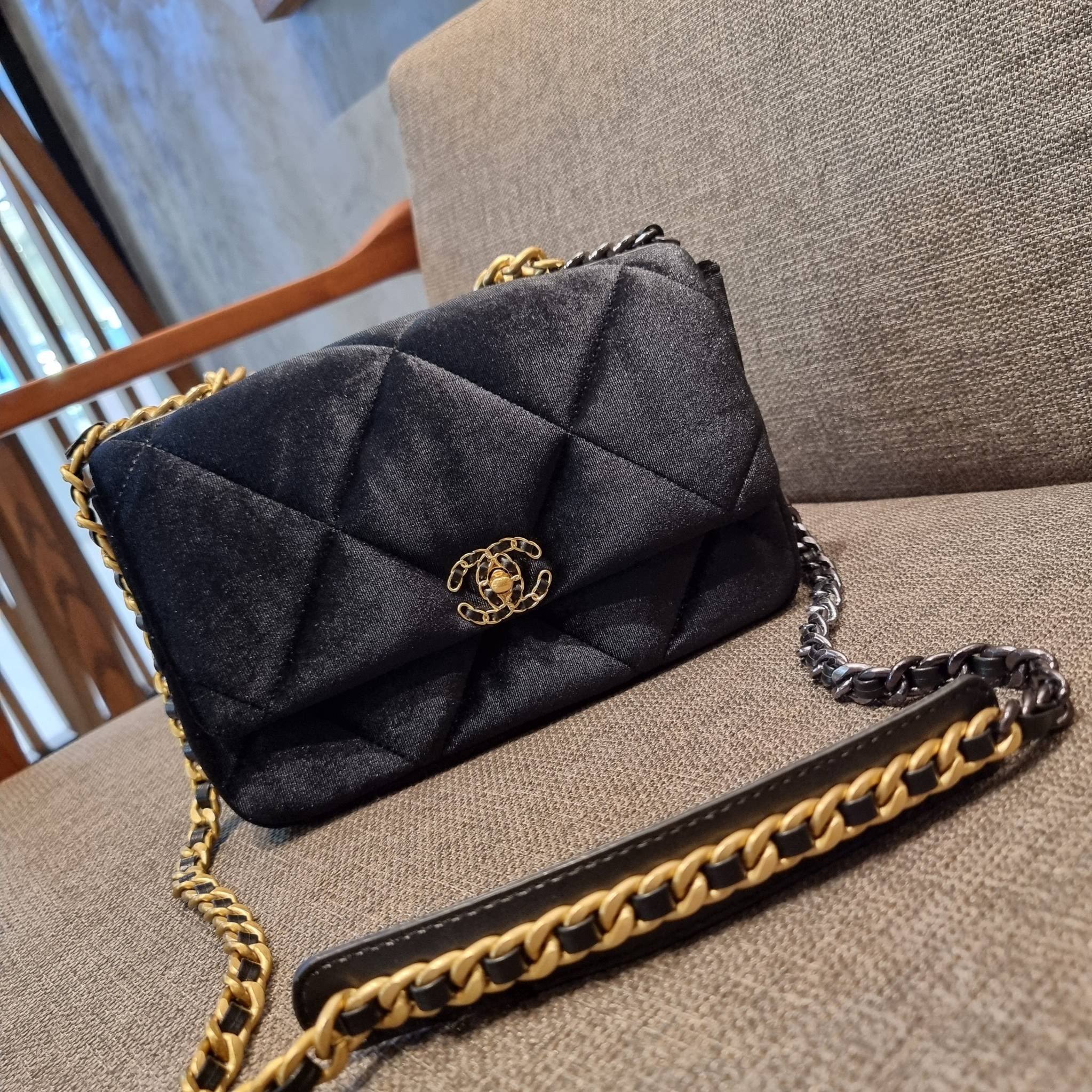 ไม่มองไม่เหลียวไม่ได้แล้ว!! ความหรูที่โดดเด่นจากผ้ากำมะหยี่ สร้างดีเทลผู้ดี ลูกคุณมากๆ Chanel vip boutique กระเป๋าสะพายจาก duty free ในราคาสุดประหยัด!! ดีไซน์เลิศ ตกแต่งด้วยโซ่ทูโทน ลงตัวแบบไม่มีที่ติ เปิด-ปิดด้วยตัวบิดล็อค ภายในโล่งกว้าง ใส่กระเป๋าสตางค์