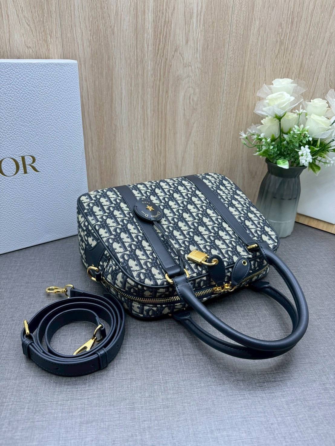 ORI หนังแท้ | DIOR Large D-Vibe Bowling Bag กระเป๋าทรงหมอนดีไซน์โบว์ลิ่งใบใหญ่ ทันสมัยใช้งานง่ายจุของได้เยอะ สวยสง่างามเป็นเอกลักษณ์