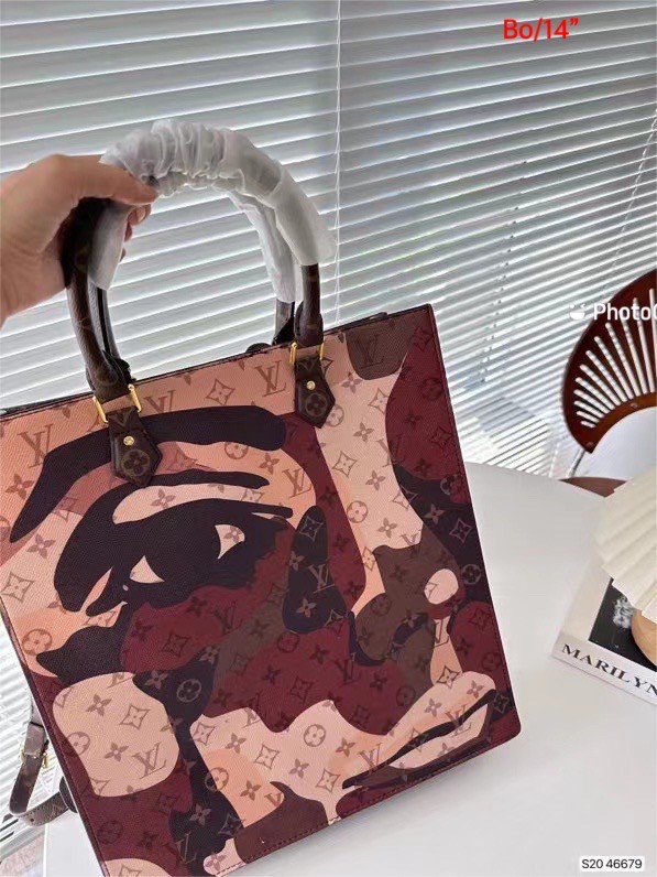 LV Sac Plat NV / LV Tote Bag พร้อมส่ง กระเป๋าสะพายมินิโท้ท ลิมิเต็ดลายใหม่ ฉีกทุกกฏเพราะใช้ได้แบบยูนิเซ็กส์ ใช้งานได้ง่ายด้วยหูจับ พร้อมสายสะพายยาวถอดออกได้