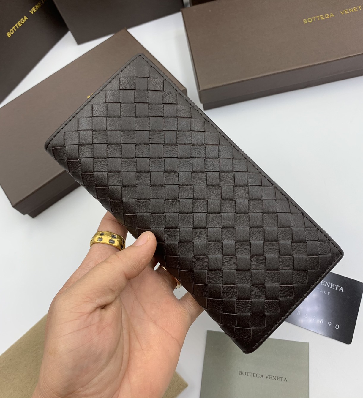 หนังแท้ BOTTEGA VENETA LONG WALLET / BV LONG WALLET / BV Wallet พร้อมส่งที่ไทย กระเป๋าสตางค์ใบยาว 2 พับ รุ่นตามหา มาเท่าไหร่ไม่เคยพอเลยค่า เป็นรุ่นคลาสสิกที่หยิบมาใช้งานได้บ่อยที่สุด งานหนังลูกวัวแท้ทั้งใบ ใช้ทนทานได้นาน ใช้ทนทานได้นานภาพสินค้าถ่ายจากงานข
