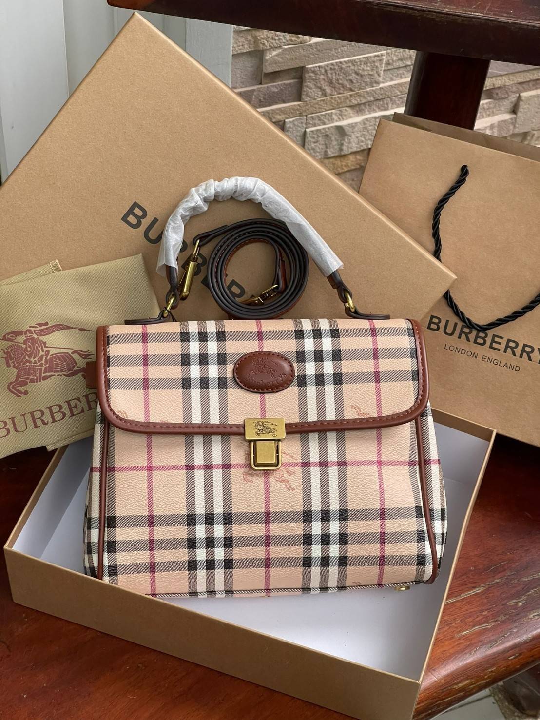 Burberry london kelly bag vintage with strap Gift Bag เป็นขนาดที่พอเหมาะกับการใช้ในชีวิตประจำวัน รูปทรงคลาสสิกที่ไม่ทิ้งในเรื่องของคุณสมบัติการใช้งานลวดลาย Vintage Check ที่ถือว่าเป็นสัญลักษณ์อันเก่าแก่ของแบรนด์ เสริมทุกสไตล์การแต่งตัวได้แบบไม่มีตกยุค พร้