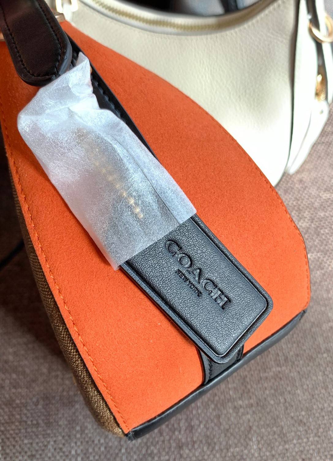 COACH KLEO HOBO BAG ((C7257//C6809//C6807)) พร้อมส่ง คุณภาพเกินเบอร์เลยจ้าา จำนวนจำกัด! กระเป๋าคล้องไหล่หรือสะพายข้างได้ Hobo รุ่นใหม่ล่าสุด ดีไซด์รูปทรงให้ดูเรียลขึ้น หนังแท้นิ่มสวย เปิดปิดกระเป๋าแบบซิปมีหนังห้อยลงมา ภายในกระเป๋าสามารถใส่กระเป๋าเงินใบยาว