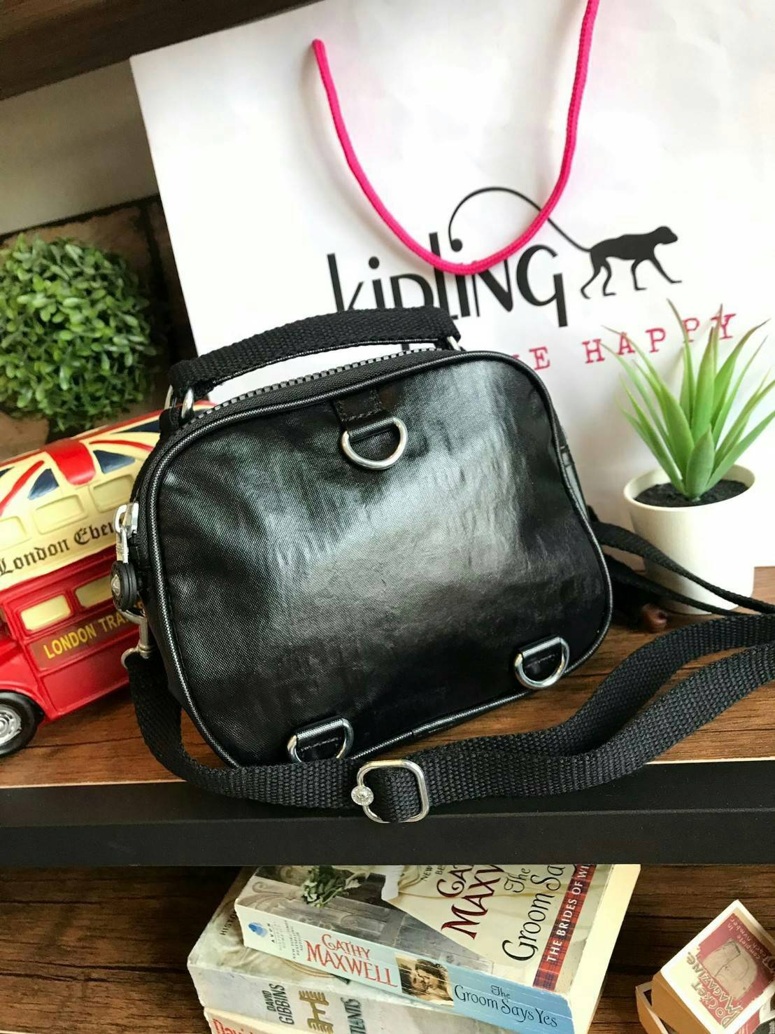 💕 Kipling Messenger Bag กระเป๋าสะพายทรงเหลี่ยมรุ่นใหม่!!ขนาดมินิ สามารถสะพายสายคู่ สายเดี่ยวและเป้ มีหลายช่องใช้งาน ด้านหน้าเป็นช่องเล็กใส่ของจุกจิก ซิปคู่ด้านหน้าภายในมีช่องเล็กแยกเป็นสัดส่วน ซิปเดี่ยวด้านหลังกว้างเพิ่มช่องใส่ของได้อีก1ช่อง ขนาดก