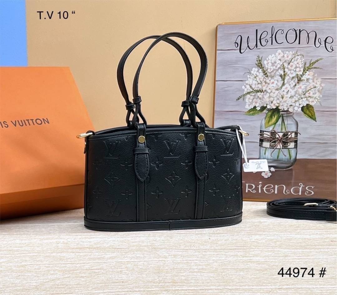 LV MINI TOTE / FF FENDI MINI TOTE รุ่นใหม่ล่าสุด คิ้วท์กว่าใคร! กับไอเท็มโมโนแกรมสุดฮิต กระเป๋าทรงโท้ทไซส์มินิ น่ารักน่าใช้มากๆ ให้คุณได้เพลิดเพลิน และคล่องตัวมากๆ ภายในโล่ง ใส่ของสำคัญได้ มาพร้อมสายสะพายที่ถอดออกได้ ใบนี้ตอบโจทย์ให้กับทุกไลฟ์สไตล์แน่นอน