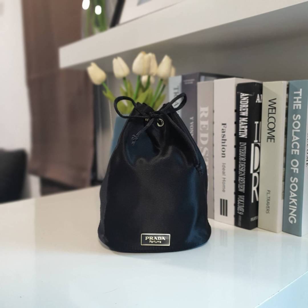 พรีเมี่ยมกิ๊ฟแท้ 100% Prada กระเป๋าใส่เครื่องสำอางค์เอนกประสงค์ หรือ Cosmetic Bag ไซส์น่ารักทรงขนมจีบ