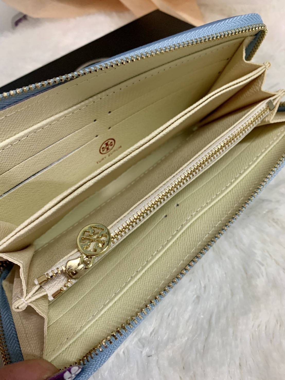 กระเป๋าสตางค์ใบยาว TORY BURCH : Monogram Pattern วัสดุหนังแกะสังเคราะห์ลงเคลือบเพิ่มความเงาอีกชั้น อะไหล่สีทอง **แบบซิปรอบ เปิด - ปิด กระเป๋าด้วยซิปรอบ ด้านในแบ่งออกเป็น 3 Patation ตรงกลางเป็นซิปยาว มีช่องใส่บัตรได้ 8 ใบ หนังเงาสวย จับถนัดมือ พร้อมส่งให้ส