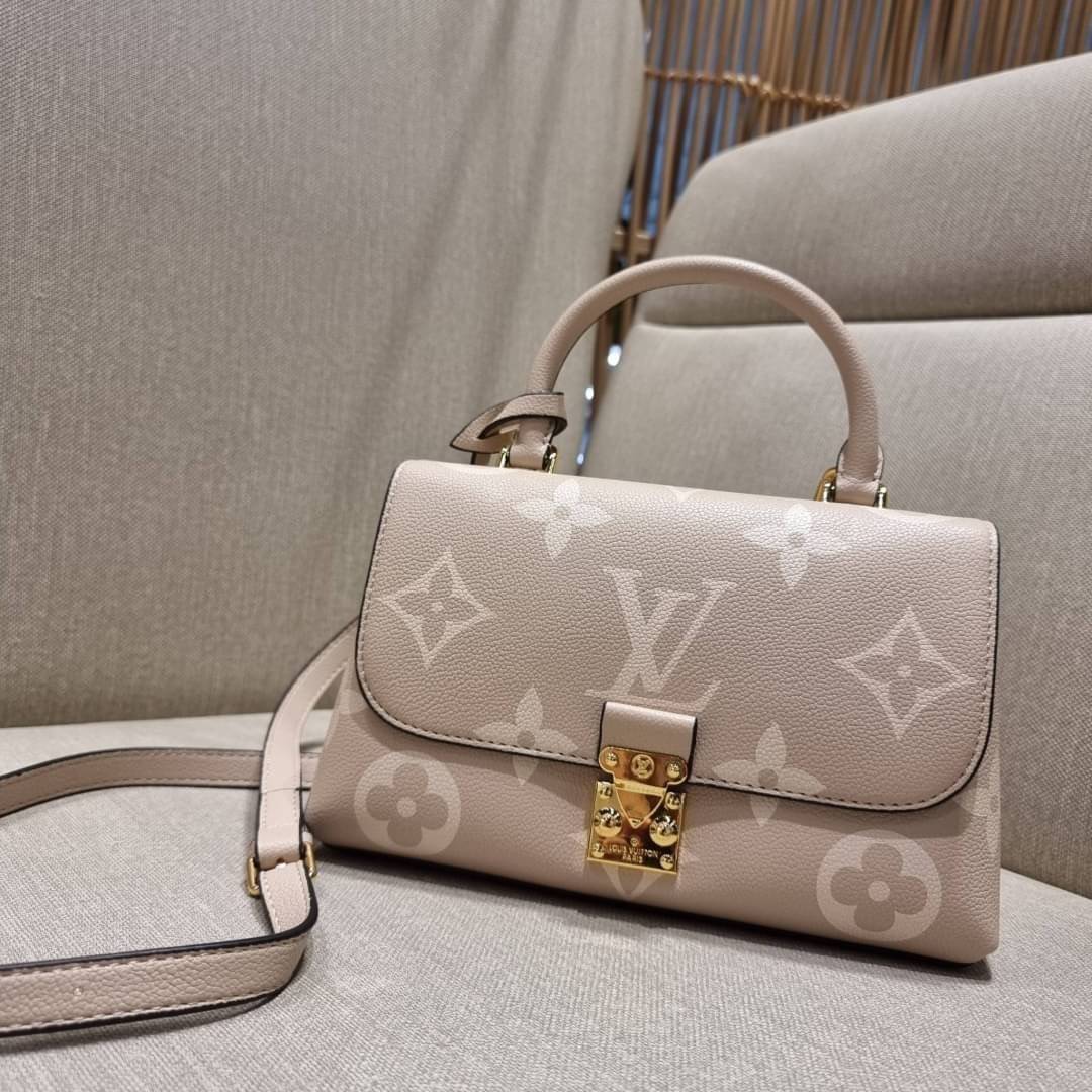 VIP 🥂 LV MADELEINE BAG ใหม่ล่าสุด อีกหนึ่งรุ่นคลาสสิคหายาก ที่สาวๆรอคอย กระเป๋าถือ/สะพายข้าง ดีไซน์เรียบง่าย แต่เต็มไปด้วยดีเทลความหรู วัสดุหนังวัวปั๊มลายเอกลักษณ์ เปิด‐ปิดด้วยอะไหล่กดล็อคสีทองหรู และมีพวงหนังห้อยพิเศษแถมมาให้ด้วย ภายในแบ่งสัดส่วน