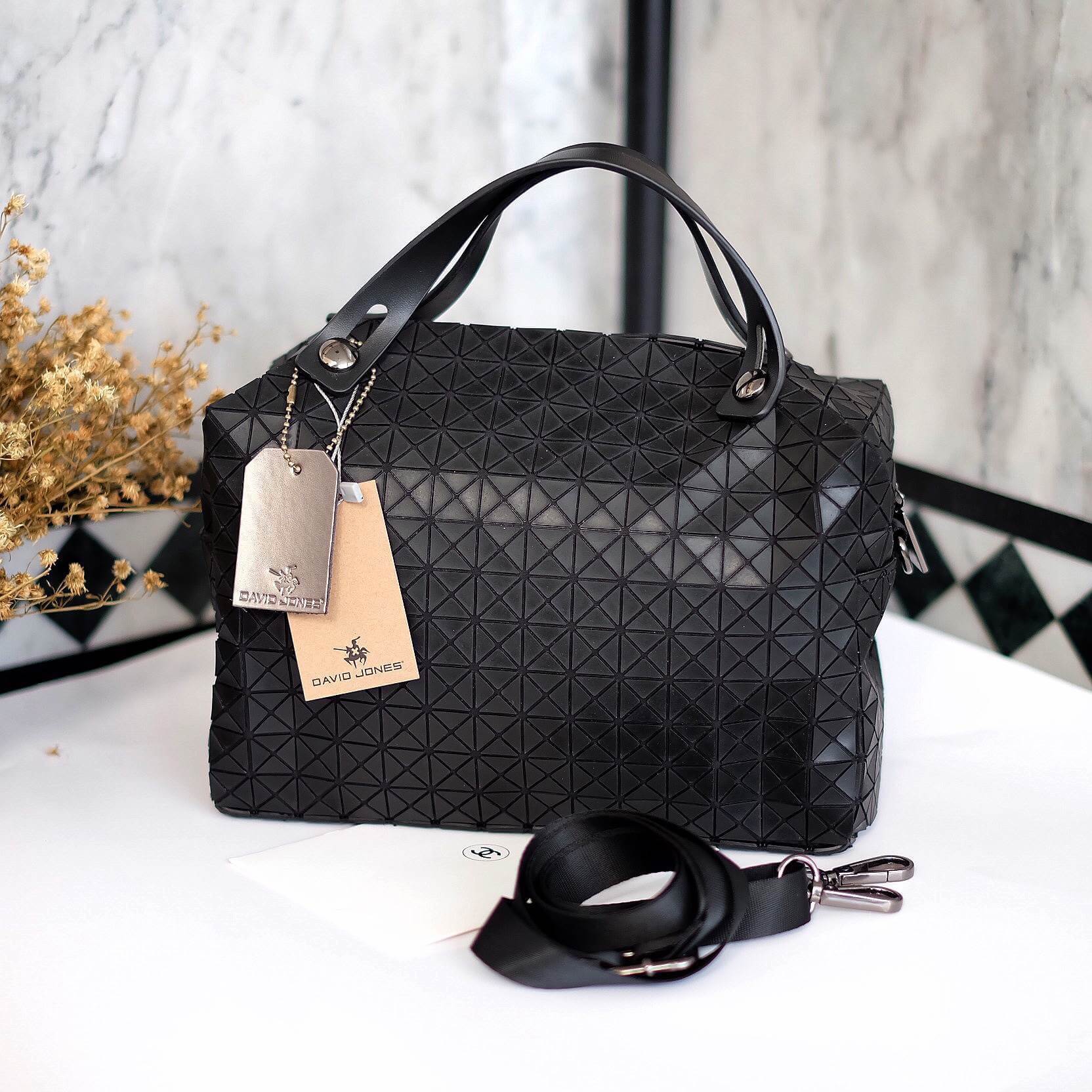 สินค้าขายดีที่สุด ทรงยอดฮิต จากแบรนด์ David Jones สวย น่ารัก ขนาดตอบทุกโจทย์การใช้งาน เห็นแล้วหลงรักเลยคะ ตัวกระเป๋าขนาดกำลังดี จุของคุ้ม สวยมาก ดูแลรักษาง่าย พร้อมสายสะพายยาว ภายในมีช่องซิป และช่องใส่ของจุกจิก 2 ด้าน เลยค่า มีถุงผ้าแบรนด์ให้คะ