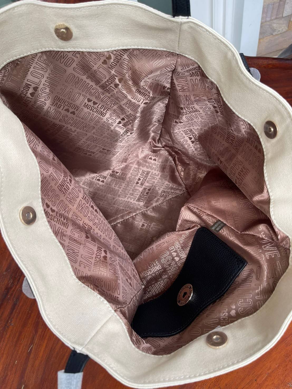 Love Moschino Borsa Donna MOD.JC4333PP07KV VAR.Unica กระเป๋าทรง Tote เป็นกระเป๋าที่สาวๆ ทำงานนิยมมากที่สุด เพราะมีขนาดใหญ่พอเหมาะใส่เอกสารขนาด A4 ใส่ของใช้ของจำเป็นได้ครบสำหรับการใช้งานนอกบ้านใน 1 วัน ถ้าต้องออกไปธุระต่อตอนค่ำก็ยังไม่ใหญ่เทอะทะเกินไป