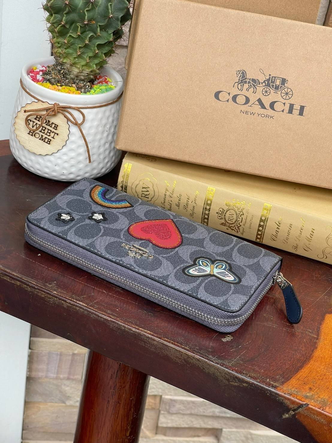 COACH ACCORDION ZIP WALLET IN SIGNATURE CANVAS กระเป๋าสตางค์ใบยาวนี้ที่เหมาะกับการใช้งานทุกรูปแบบ นอกจากเพิ่มความมั่นใจแล้ว ยังทำให้ชีวิตของเราง่ายขึ้นอีกด้วย โดยการเปิดปิดแบบซิปรอบ สามารถใส่ธนบัตร เหรียญ บัตรต่างๆได้หลายใบเลยทีเดียว ขนาดของกระเป๋าสามารถถ