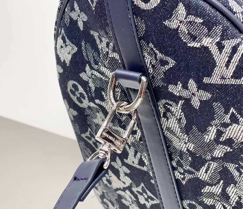 LOUIS VUITTON MONOGRAM DENIM / LV Denim Travel กระเป๋าเดินทาง อีกรุ่นขายดี!!! ของมันต้องมี ♡ มาใหม่ กระเป๋า TRAVEL BAG ใส่ของได้เยอะมาก ทรงสวย พิมพ์ลายชัดเจน มาพร้อมสายสะพายข้างสวยหรู ดูแพงคะ! พร้อมส่งที่ไทย