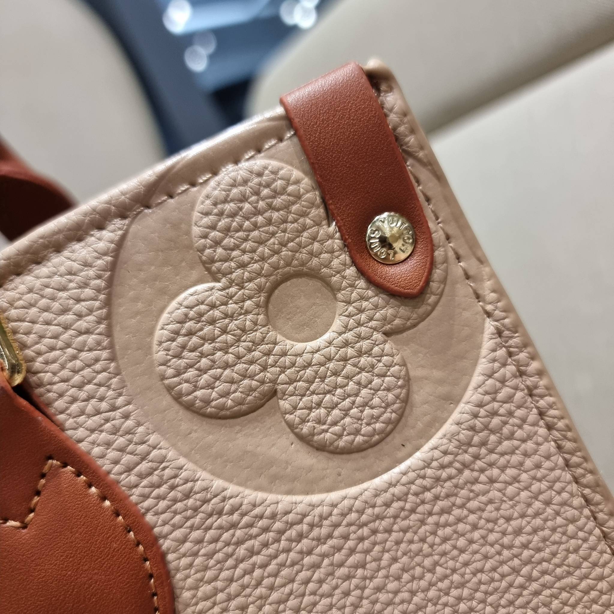 LV crossbody tote bag / LV Shopping Bag ดีไซน์สวยคม สมราคา ดูแพงไปอีก ด้วยดีเทลลายของหนัง crossgrain กระเป๋าทรงโท้ทคลาสสิค ผู้ดียืนหนึ่ง โทนสีใช้งานง่าย แมทช์ได้ทุกลุค มาพร้อมหูจับในตัว แบบหูหิ้ว และหูยาวสำหรับสะพายไหล่ เก๋มาก ชิคมาก ภายในโล่งกว้างมาก มีอ