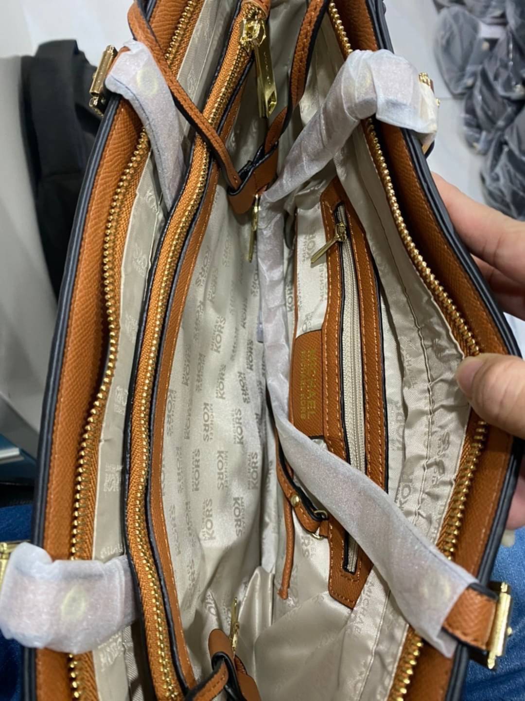 MICHAEL KORS TOTE BAG กระเป๋าสะพายไหล่ทรง Tote ใบใหญ่กำลังดีหนัง Saffiano สวยหรูอยู่ทรง ด้านหน้าประดับโลโก้สีทองสวย พร้อมอะไหล่ห้อยแบรนด์ ภายในมี 2 ช่องหลัก 1 ช่องซิปกลาง และช่องเล็ก ใส่ของจุกจิก และสายห้อยกุญแจ กว้างและจุ ใส่ ipad เอกสาร A4 กระเป๋าสตางค์