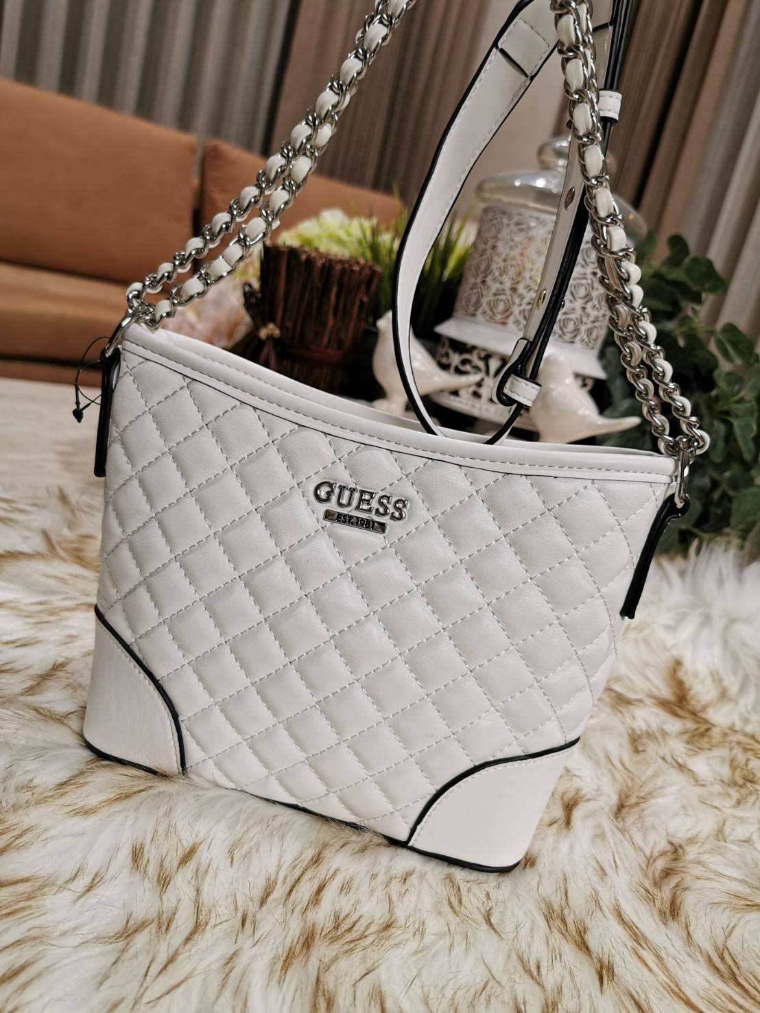 Guess Woman Factory Crossbody Bag กระเป๋าสะพายรุ่นใหม่ดีไซน์สวยหรูคลาสสิคจาก GUESS FACTORY วัสดุหนังเเกะสังเคราะห์เนื้อหนานิ่มลายตาราง เปิดปิดด้วยซิปสะดวกใช้ ด้านหน้ามีโลโก้ ภายในมีโลโก้ช่องใส่ของ และช่องซิป ใส่กระเป๋าสตางค์ใบยาว ของใช้ได้จุ มาพร้อมสายสะพ