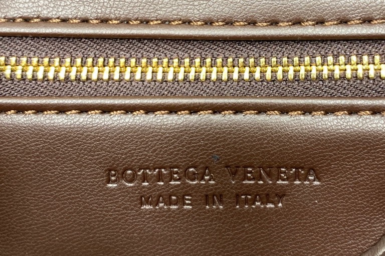 BOTTEGA intrecciato leather Snap Handle Handbag กระเป๋าถือ/สะพาย ดีไซส์สานเป็นเอกลักษณ์ หูจับในตัว หนังสวยงาม เกรดออริ สลับแท้ 1:1 ใช้งานต่างประเทศได้