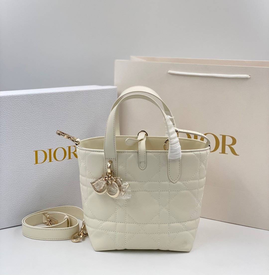 ORI | หนังแท้ DIOR Small Toujours vertical tote bag กระเป๋าทรงโท้ทไซส์เล็กสวยหรู ดีเทลสุดประณีตคอมพลีตลุคในทุกวัน เย็บลวดลาย macrocannage และชาร์มตัวอักษร D,I,O,R