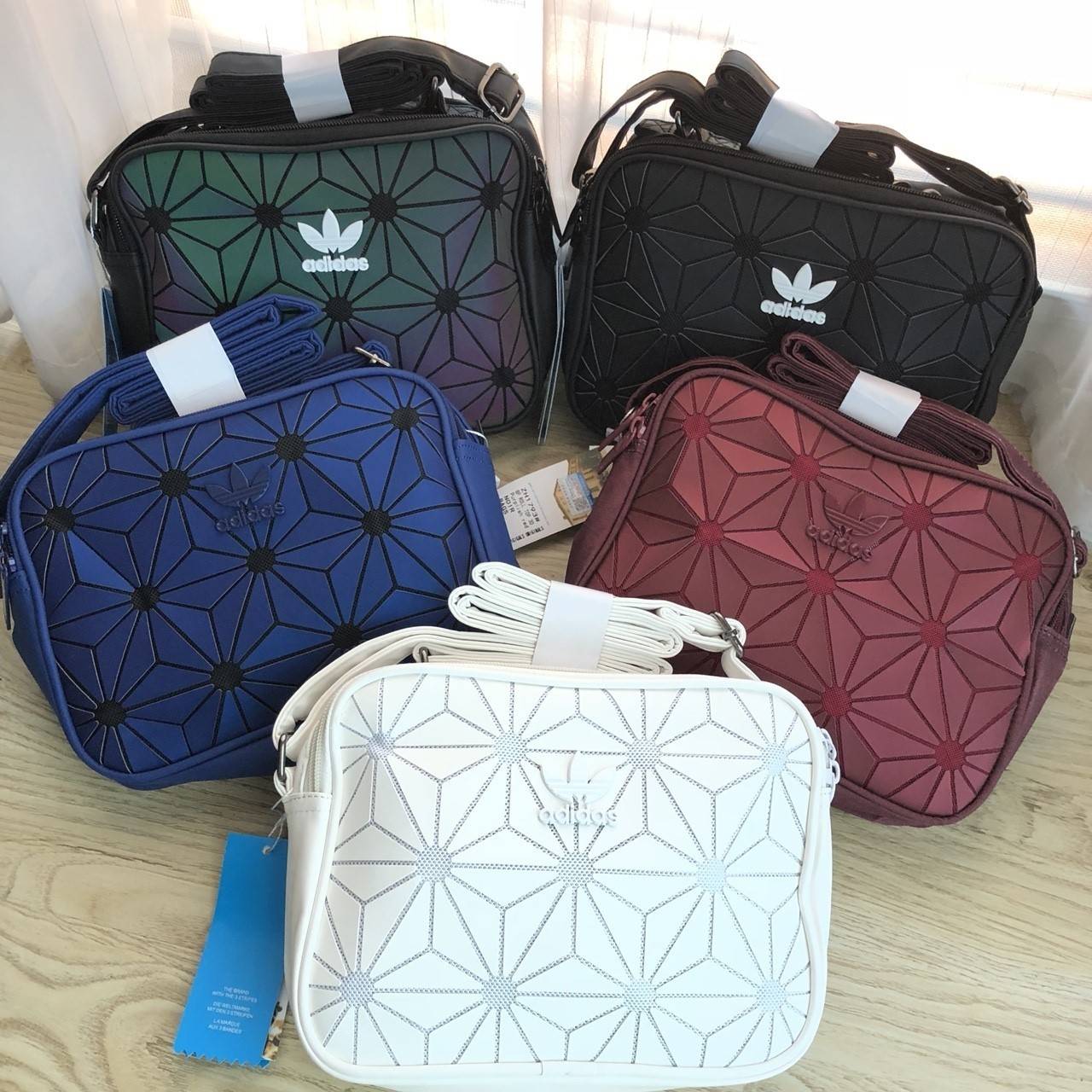 Adidas mini Airline bag กระเป๋าสะพายข้างแนว sport วัสดุด้านหน้าเนื้อ matte ผสมหนังนิ่มค่ะ น้ำหนักเบา ด้านหน้าติดโลโก้แบรนด์ เปิดปิด กระเป๋าแบบซิป ภายในโล่ง ใส่ของจุพอประมาณค่ะ มีช่องซิป หนึ่งช่อง ด้านหลังมีอีก 1 ช่องซิป:สายสะพายปรัยได้ freesize ขนาดกำลังด
