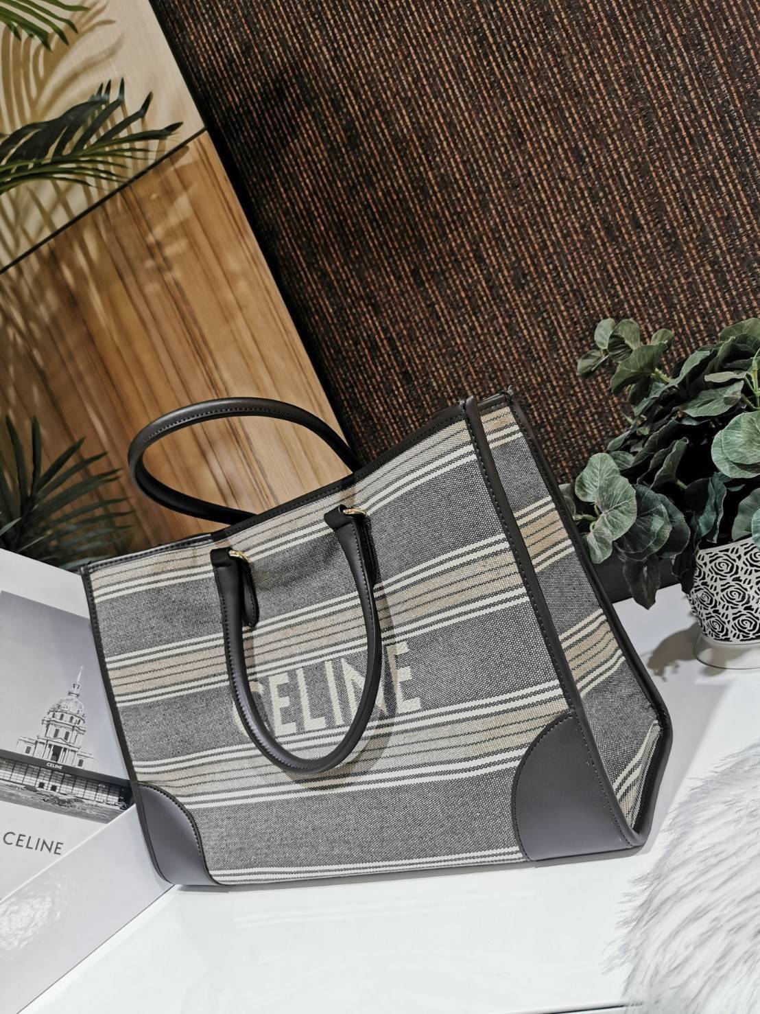 CELINE LARGE TOTE BAG VIP GIFT WITH PURCHASE (GWP) กระเป๋าพรีเมี่ยมกิ๊ฟ Limited จาก CELINE HAUTE PARFUME DUTYFREE COUNTER วัสดุ CANVAS ตัดหนังในดีไซน์ Casual สวยหรูสุดคลาสสิคใบใหญ่กำลังดีใส่สัมภาระได้เยอะ เปิดปิดด้วยกระดุม ภายในโล่งกว้าง มีช่องซิปและช่องใ