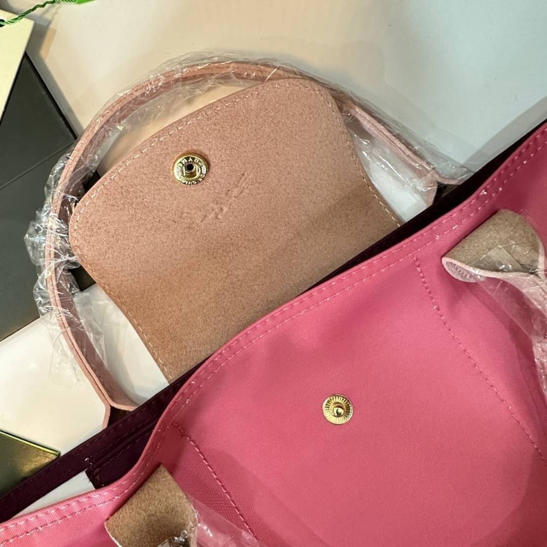 LONGCHAMP LE PLIAGE RE-PLAY TOP HANDLE BAG สินค้ารุ่นลิมิเต็ด collection สุดปัง ซื้อใบเดียวเหมือนได้2 ใบ กระเป๋าสะพายแนวตั้งที่กว้างขวาง มีเอกลักษณ์เฉพาะตัวแต่มีดีไซน์ที่น่าดึงดูด