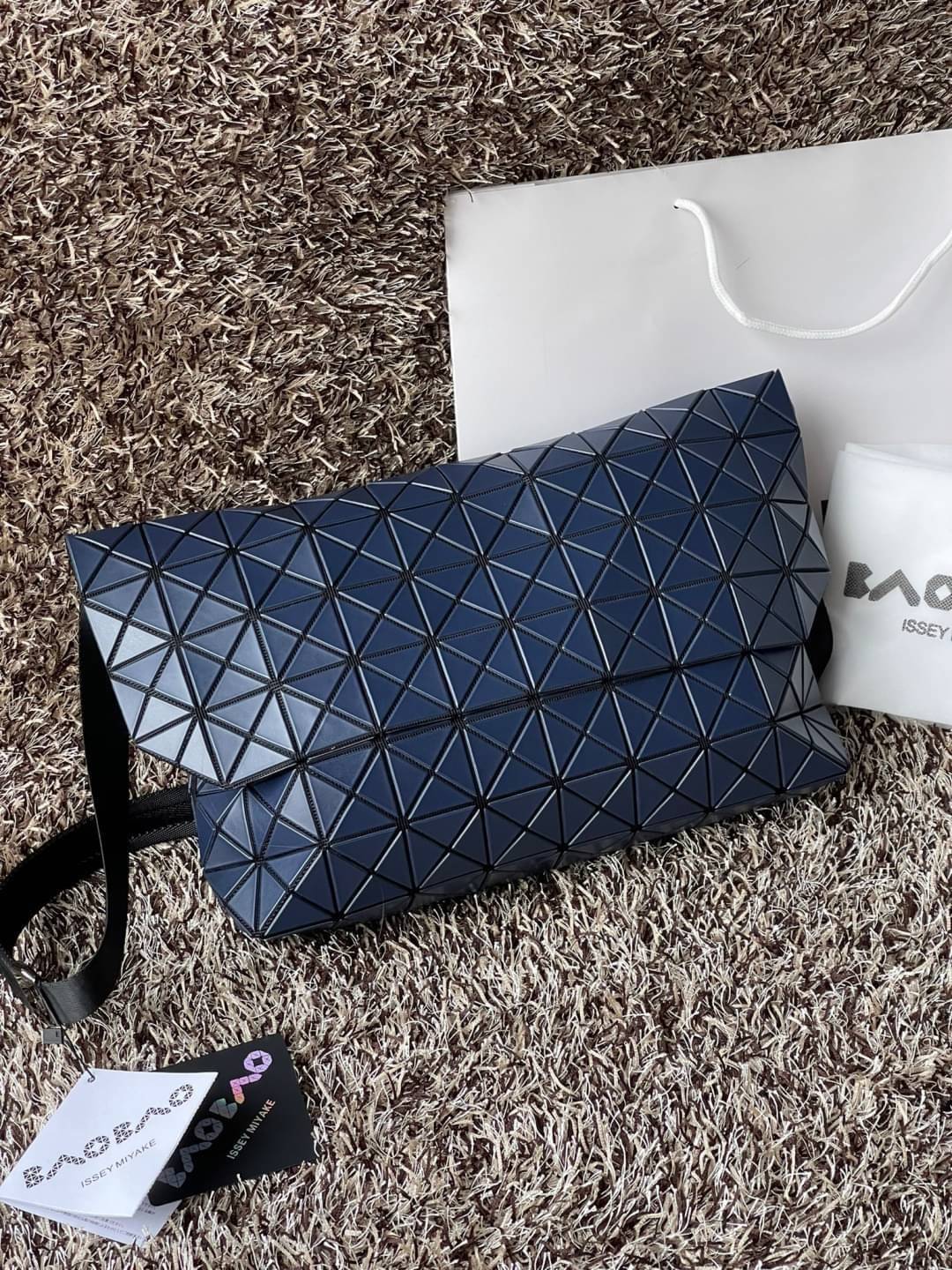 Baobao Issey Miyake Prism Sac ชาวมินิมอลทั้งชายและหญิงต้องถูกใจรุ่นนี้ เพราะ Prism Sac เป็นกระเป๋าแบบ unisex ที่มาพร้อมกับความเรียบง่ายของวัสดุเนื้อแมตต์ แต่ให้ลุคสไตล์เท่แบบคูลๆ โดดเด่นด้วยดีไซน์ที่ออกแบบมาให้ใช้งานที่ง่าย ตอบโจทย์ทุกสถานการณ์ฝาพับแบบเปิ