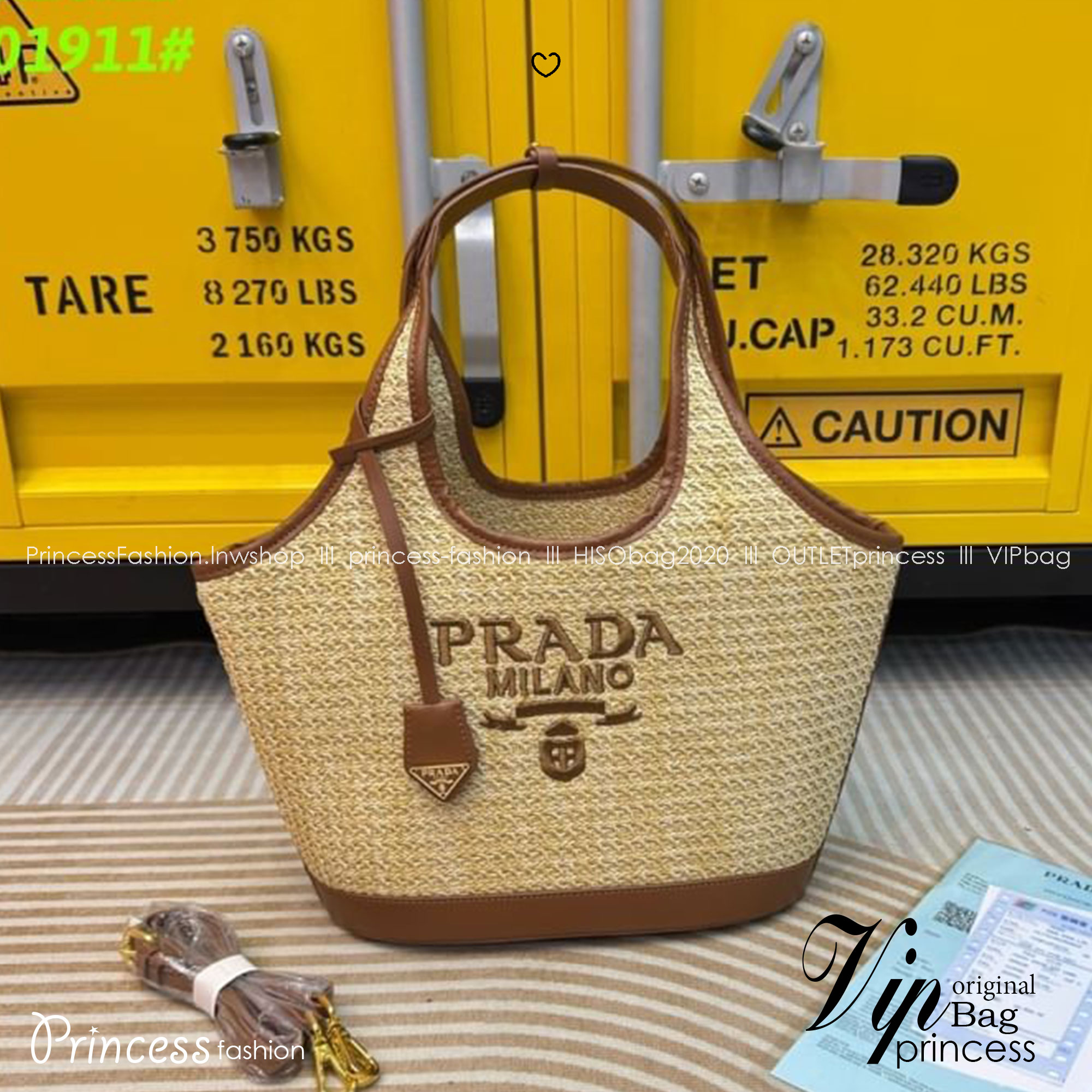 Prada crochet and leather tote bag กระเป๋าทรงโท้ท สวยไม่ซ้ำใคร สไตล์บีช เหมาะมากกับการสะพายไปเที่ยวทะเล หรือจะใช้ในวันสบายๆก็ตอบโจทย์ รุ่นนี้มีไว้ยังไงก็ได้ใช้บ่อยแน่นอน