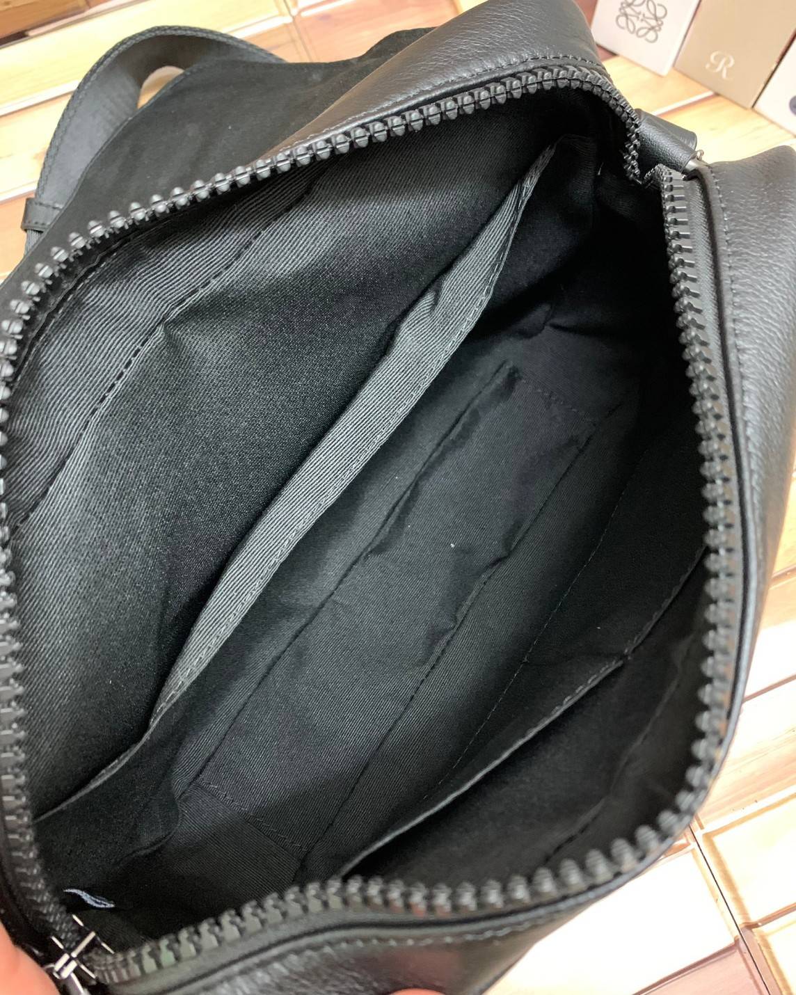 ลุคคือดูดีมากๆ ต้อนรับปีใหม่นี้กันค่า😘 COACH TRACK CROSSBODY ((2715)) เข้าใหม่อีกหนึ่งสี พร้อมส่งที่ไทย ใหม่ล่าสุดค่ะ! กระเป๋าสะพายครอสบอดี้ร์หรือสะพายข้าง หนังแท้ชั้นดีที่สุด หนังนิ่มเรียบสวยมากๆค่ะ ด้านหน้าเย็บป้ายหนังโลโก้แบรนด์ เปิดปิดกระเป๋าแ